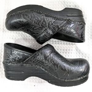 DANSKO! INTAGLIO FLORAL TEXTURED DESIGN, BLACK GENUINE LEATHER CLOGS! SZ 5.5